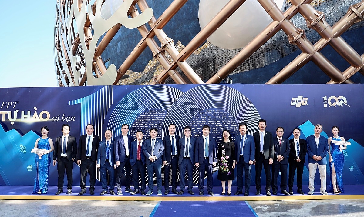 NHÀ HÁT ĐÓ x FPT VINH DANH TOP 100  VÀ NGƯỜI THÂN 2023